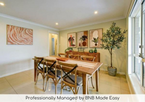 Brookfield - Large Entertaining Home, Sleeps 10, Orange